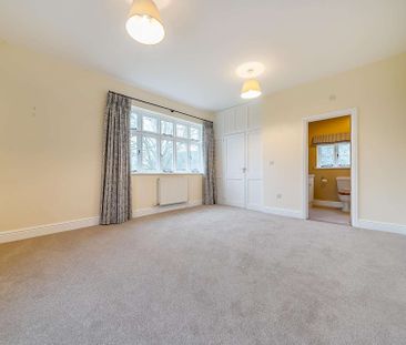 5 bedroom farmhouse in rural setting with off road parking, and law... - Photo 6