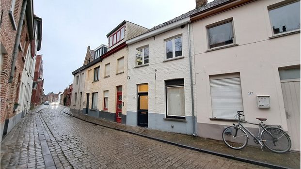 Gerenoveerde rijwoning met koer te huur in Brugge - Photo 1