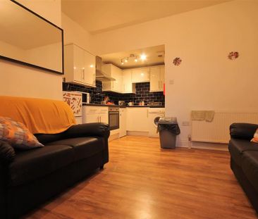 3 bedroom flat to rent - Photo 2