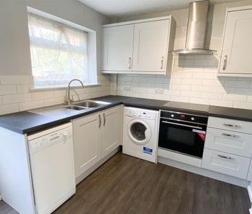 2 bedroom mews to rent - Photo 2