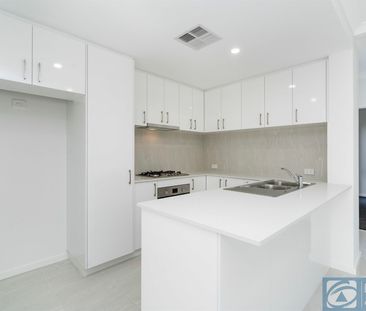 Modern & Bright Villa In Prime Location - Photo 2