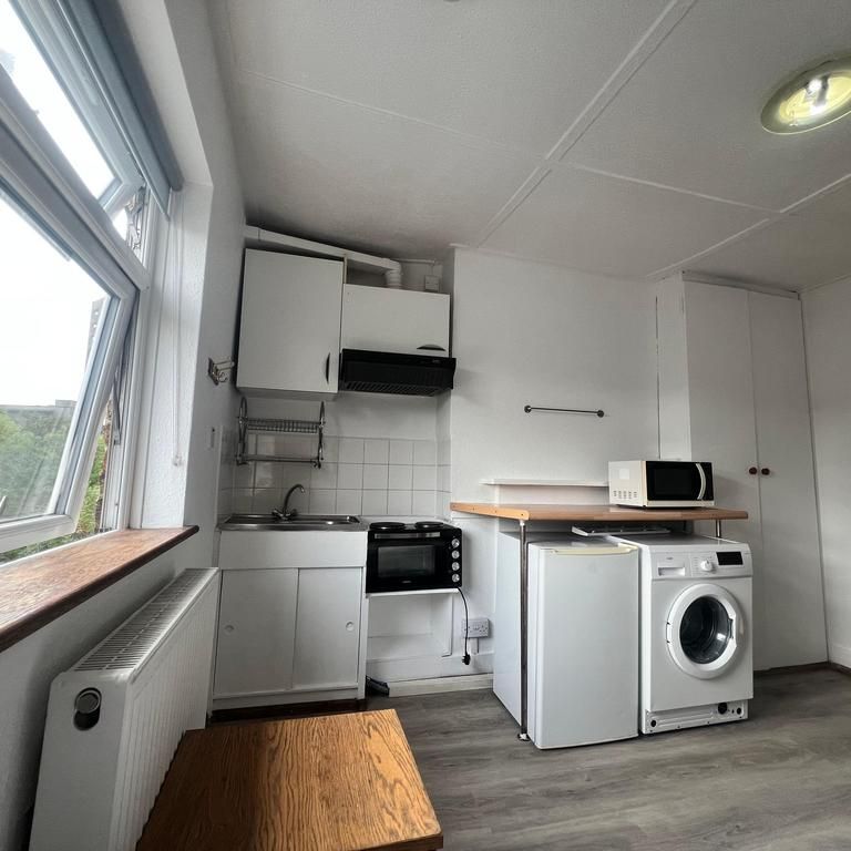 Studio to rent - Photo 1