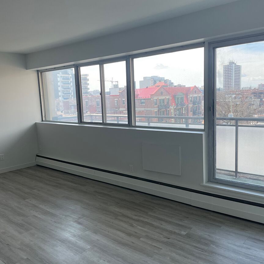 Mid-rise apartment building in Centretown - One-month free rent on 12-month lease! - Photo 1