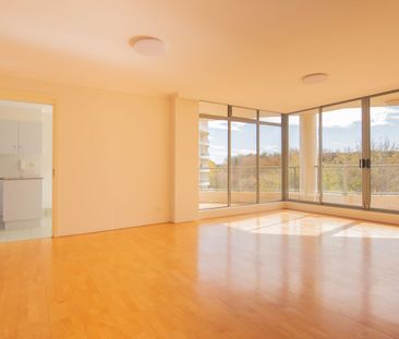 Spacious Three Bedroom Unit in the Heart of Kensington - Photo 2