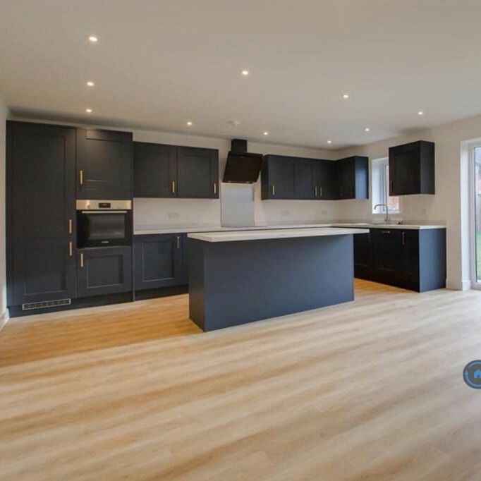 4 bedroom detached house to rent - Photo 1