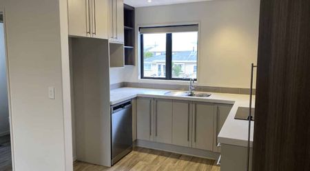 3 Bedroom, 3 Level Townhouse in Sydenham. - Photo 4