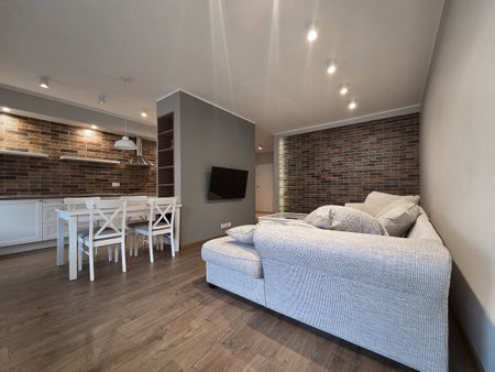 Salon z ceglaną ścianą apartament Maratońska Poznań - Фото 3