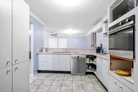 COMFORT & QUIET IN KINGSWOOD! - Photo 2