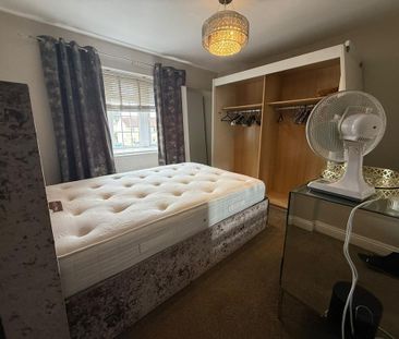 4 bedroom end of terrace house to rent - Photo 2