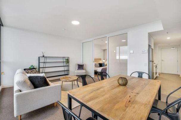 Urban Elegance & Convenience: One Bedroom Apartment in Heart of the City - Photo 1