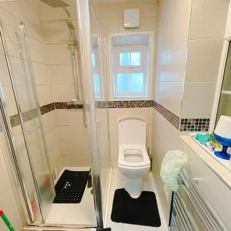 1 bedroom in a house share to rent - Photo 3