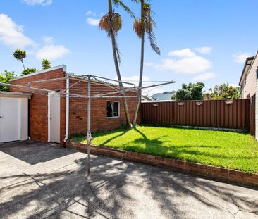 HUGE 3 BEDROOM FAMILY HOME - Photo 3