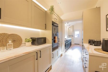 1 bedroom in a house share to rent - Photo 3