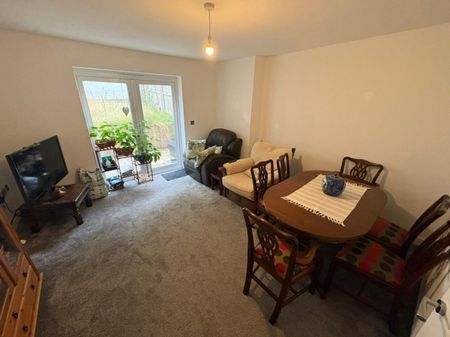 3 bed Town House - To Let - Photo 2