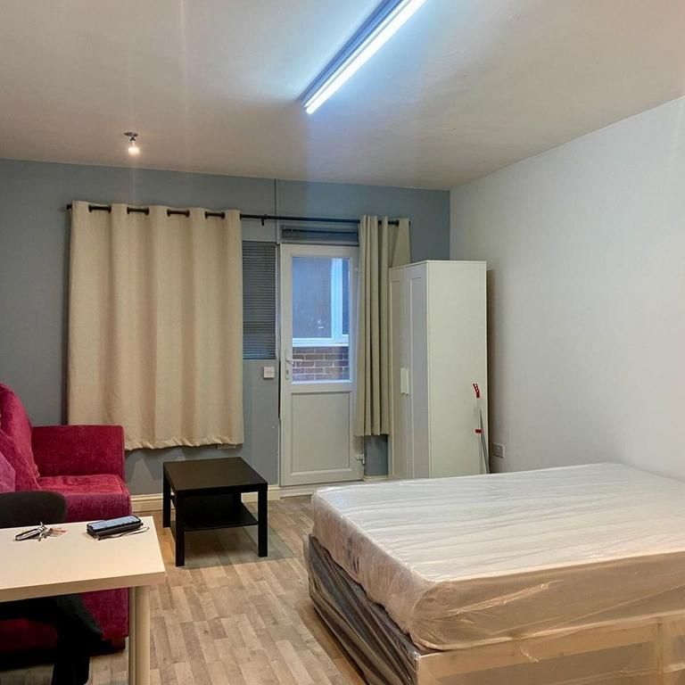 Studio to rent - Photo 1