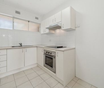 LIGHT AND AIRY 1 BEDROOM APARTMENT IN GREAT LOCATION - Photo 2