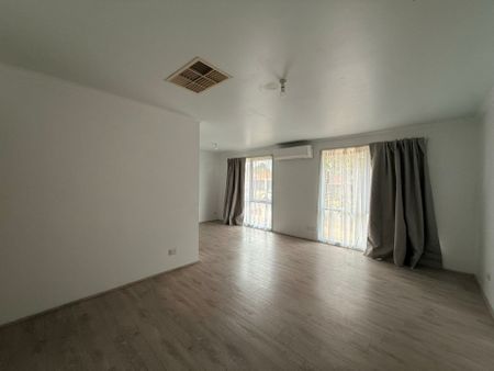 9 Meredith Court, Hampton Park VIC - Photo 2