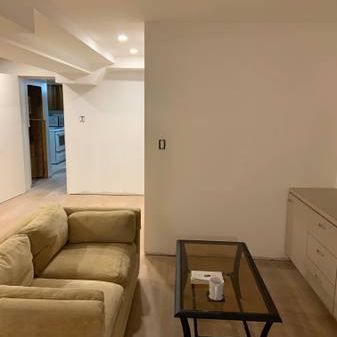 Very Large, Newly Renovated, Furnished Basement Apartment - Photo 3