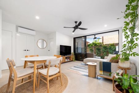 MODERN UNIT LIVING IN PRIME CARINA HEIGHTS LOCATION - Photo 2