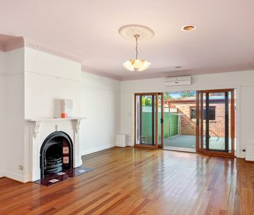 CHARMING FEDERATION STYLE TOWNHOUSE - Photo 1