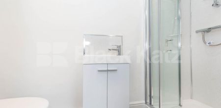 Newly refurbished 3 bed with luxury kitchen and 3 bathrooms - Photo 5