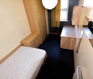 4 bedroom Flat in Flat B, Leeds - Photo 3