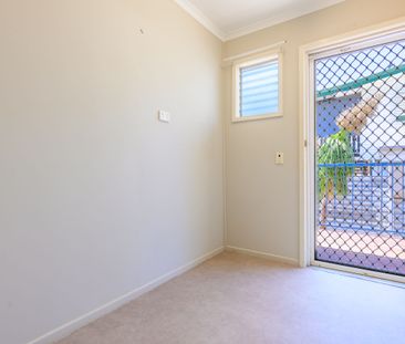 SPACIOUS 5 BEDROOM HOME IN PRIME LOCATION - Photo 4