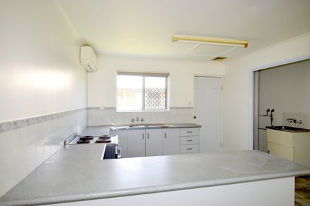 :: BARGAIN ALERT! VERY TIDY TOWNHOUSE - AIR CONDITIONED - Photo 4