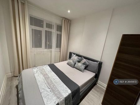 1 bedroom in a house share to rent - Photo 2