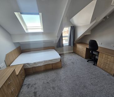 5 Bed - 8 Walmsley Road, Hyde Park, Leeds - LS6 1NG - Student - Photo 3