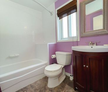 Detached Home For Lease | X8138520 - Photo 2