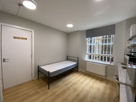 BILLS INCLUDED - Studio to rent in the heart of Kensington, London W8 - Photo 3