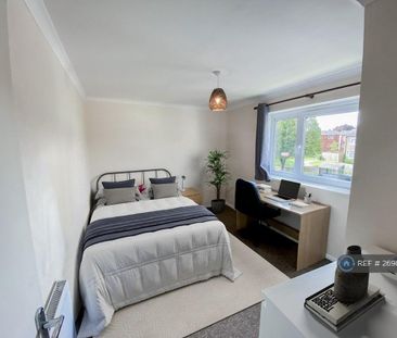 3 bedroom flat to rent - Photo 4