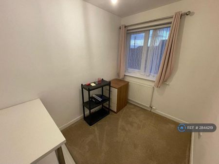 4 bedroom semi-detached house to rent - Photo 2