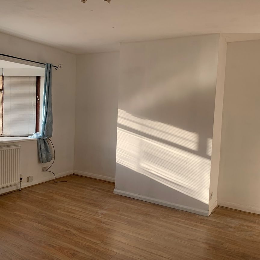 3 Bed Semi-Detached House, Scott Hall Road, LS7 - Photo 1