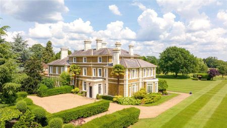 A beautifully proportioned country house set within attractive gardens and grounds with extensive recreation grounds and family facilities. - Photo 2