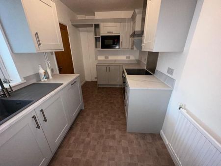 Available 3 Bed House - end terrace - Photo 4