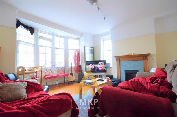 3 bedroom flat to rent - Photo 1