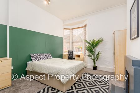 Modern & Stylish Living. Huge Rooms! CV31 Room 1 - Photo 4