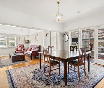 Elegant Fully Furnished Art Deco Apartment in the Heart of Wollongong - Photo 6
