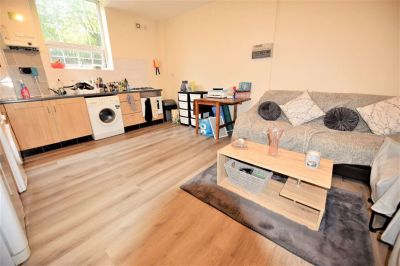 2 bedroom Flat in 14 Ragland Road, Leeds - Photo 1