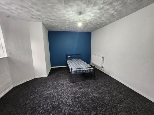 1 bedroom in a house share to rent - Photo 1