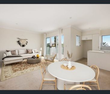 Top floor modern apartment with ocean glimpses - Photo 2