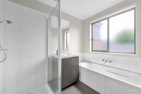 “Large 4 Bedroom Home with Spacious Rear Yard” - Photo 5