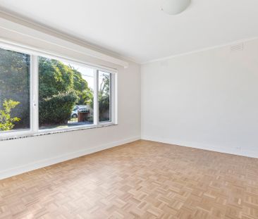 Sixties sophistication with so much space & a lock up garage - Photo 2