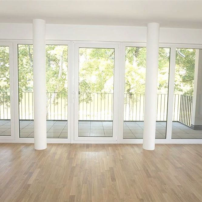 Energieeffiziente Wohnung mit direktem Moselblick – 2-Zimmer-Wohnung mit großzügiger Terrasse, Einbauküche & Tiefgaragenstellplatz - Photo 1