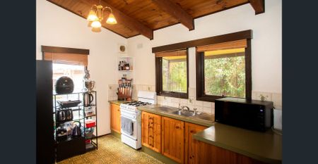 BEAUTIFUL COTTAGE STYLE HOME - Photo 5