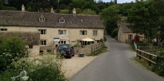 Character Cotswold Stone Small Mid Terraced Cottage in Centre of Sheepscombe Village - Photo 2