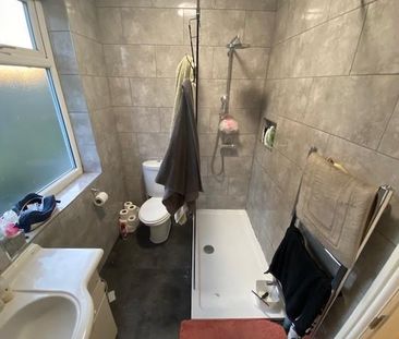 4 bedroom private hall to rent - Photo 3