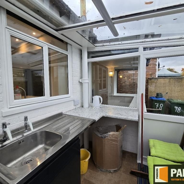 2 bedroom bungalow to rent - Photo 1